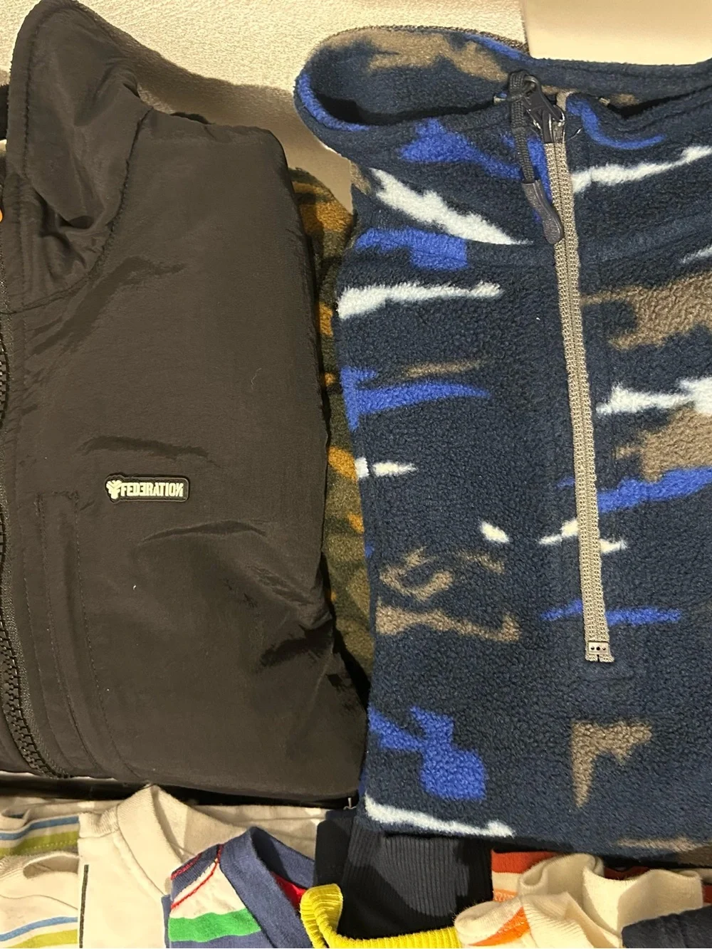2pcs winter Camouflage Zip-Up Fleece Jacket+8 shirt’s short & sleeve like new🤩